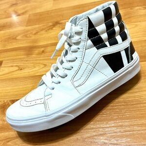Vans White High-Top Logo‎ Skate Shoes Men’s 7 Women’s 8.5 Great Condition